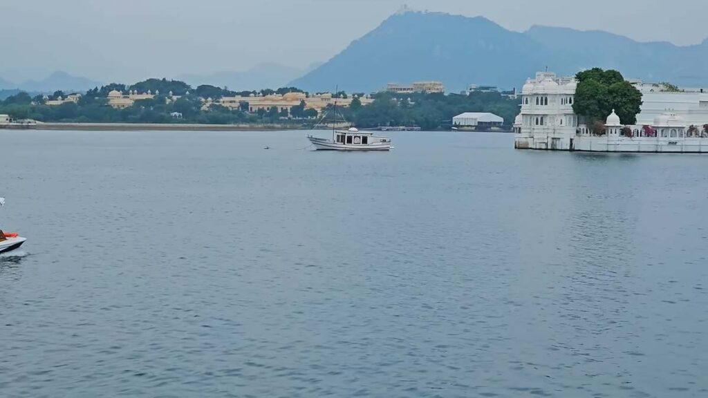 Boat ride view on Lake Pichola with palaces in Udaipur