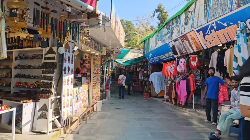 Local market area near Guru Shikhar temple in Mount Abu