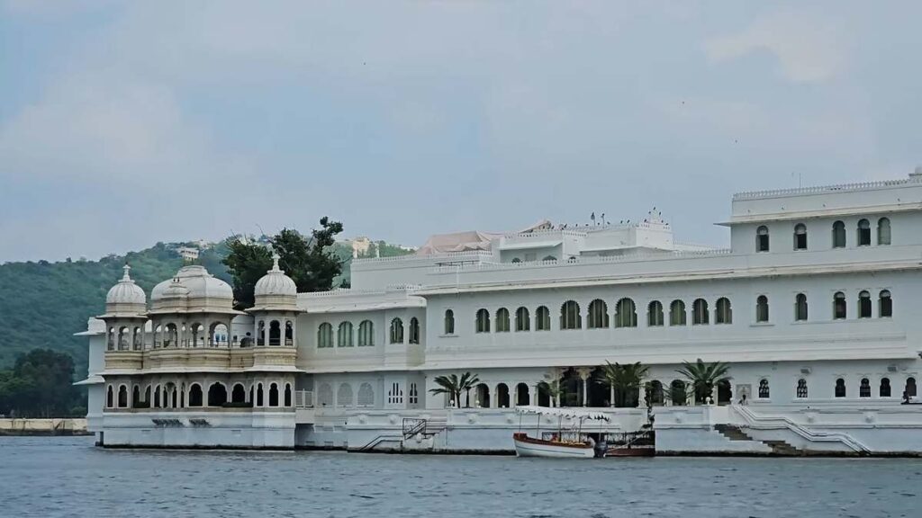 Boat ride view on Lake Pichola with palaces in Udaipur